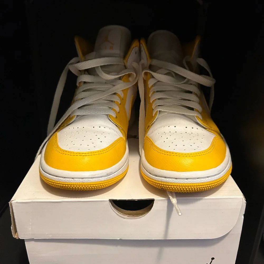 Jordan 1 mid university yellow - Picture 2 of 6